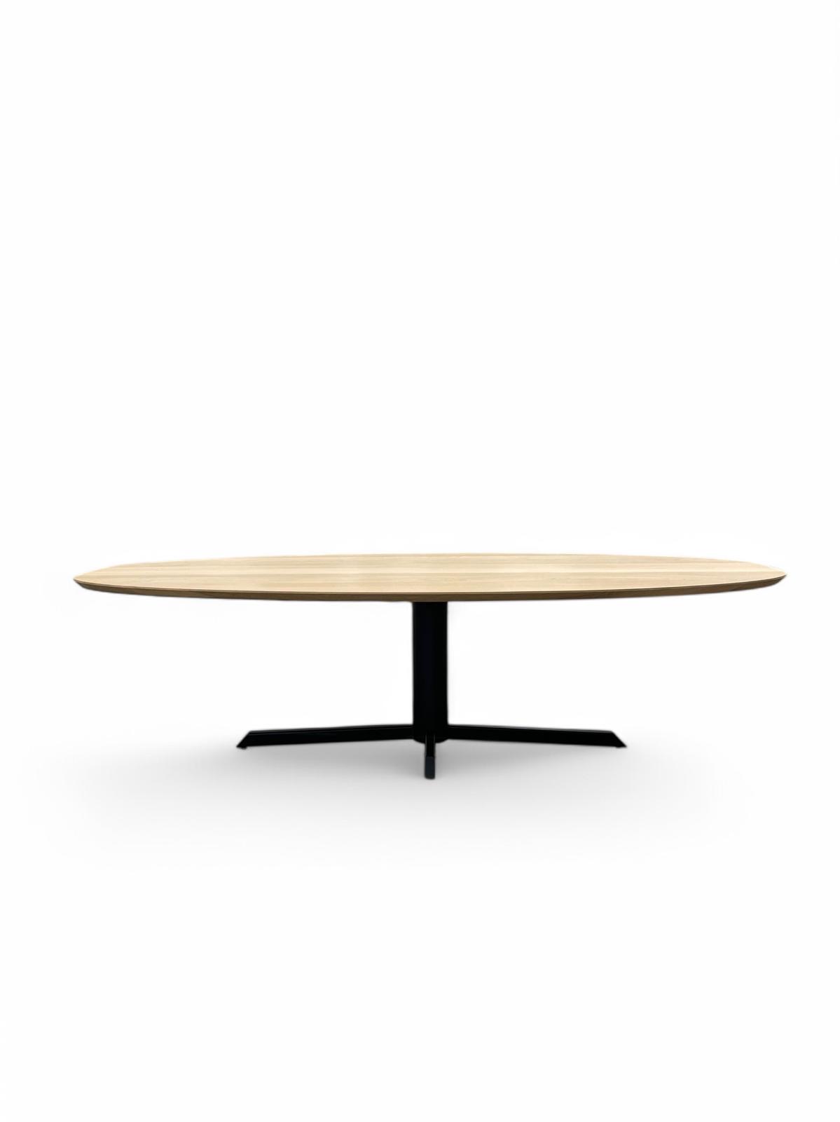 tafel in massieve eik fout ovaal T poot rond