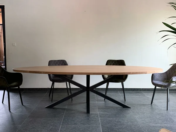 Ovale eettafel in massieve eik 3D