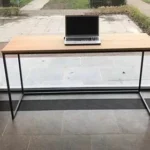 Bureau in massieve eik met stalen onderstel