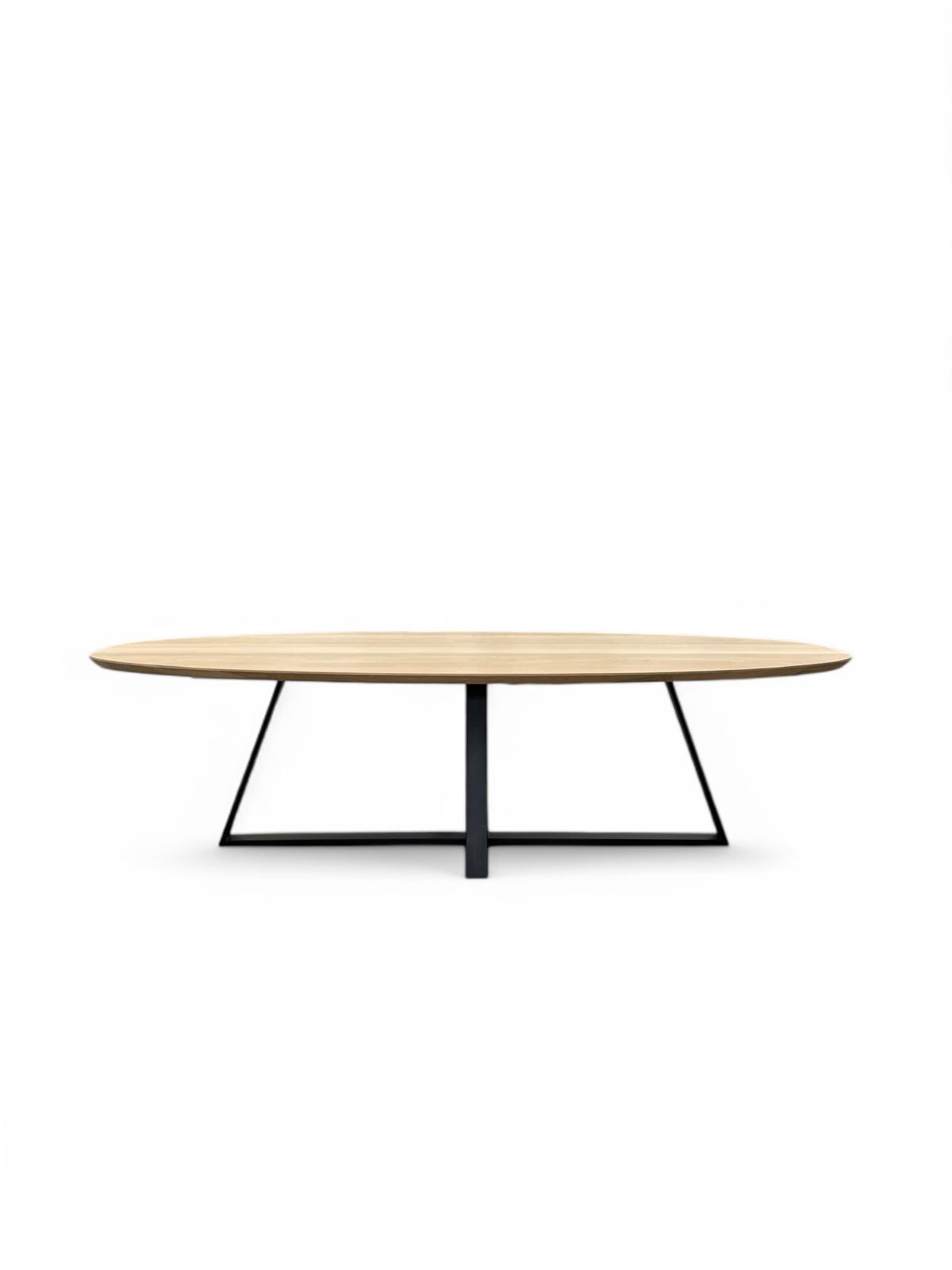 tafel in massieve eik fout ovaal M poot schuin