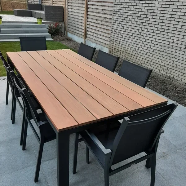 Buitentafel met zwevend blad