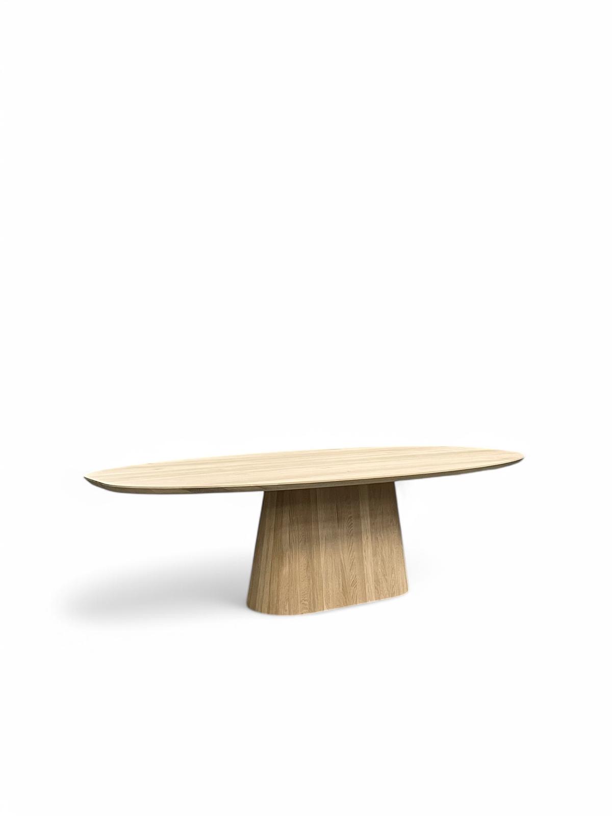 tafel in massieve eik fout ovaal Livio schuin eik